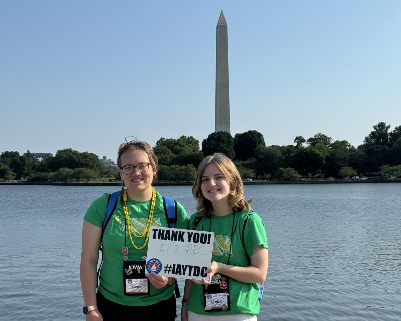 Carlee Noe and Leadah Price in front of the Washington Monument